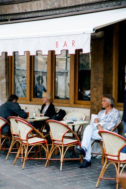 Tours, Fransa - 14 Ağustos 2018: şehir hayatı sahne insanlarla geleneksel restoran açık teras dinlenme 