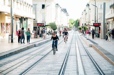 Tours, Fransa - 15 Ağustos 2018: insanlar bisiklet sürme ve ve kaldırımda yürüyen 
