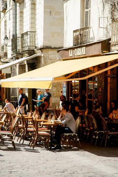 전통적인 프랑스 사람들이 분위기 레스토랑에서 프랑스 2018 스트리트 — 스톡 사진