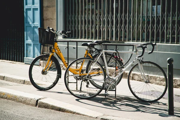 Bicicletas Aparcadas Calle Ciudad Europea — Foto de Stock