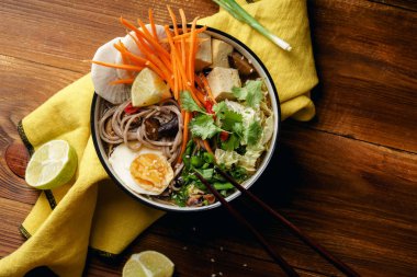 Vejetaryen miso shiitake mantar, kızarmış tofu, havuç, lahana, pırasa ve kireç ile kase