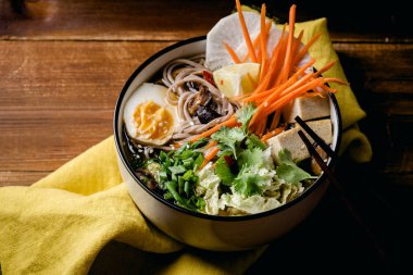 Vejetaryen miso shiitake mantar, kızarmış tofu, havuç, lahana, pırasa ve kireç ile kase