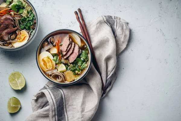 Kase Ramen Kavrulmuş Dana Shiitake Mantar Kızarmış Tofu Pırasa Beton — Stok fotoğraf