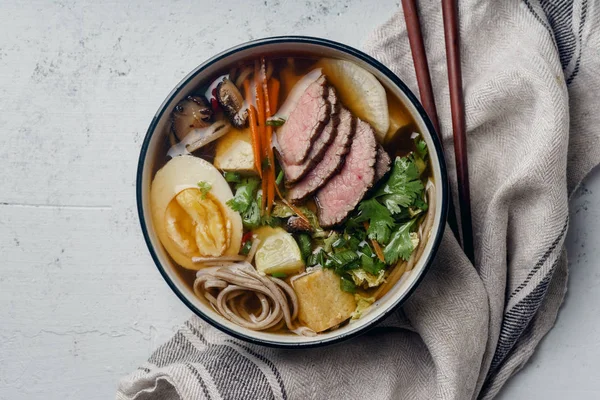 ロースト ビーフ しいたけ 油揚げ リネン布でコンクリート背景に卵ラーメン — ストック写真