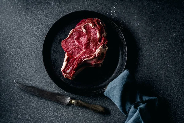 Ham Sığır Eti Biftek Tavada Üstten Görünüm Karanlık Taş Zemin — Stok fotoğraf