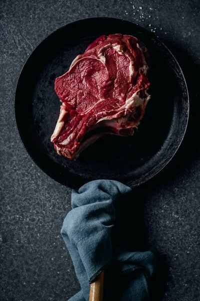 Ham Sığır Eti Biftek Tavada Üstten Görünüm Karanlık Taş Zemin — Stok fotoğraf