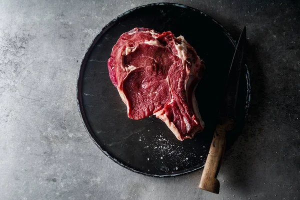 Ham Sığır Eti Biftek Bıçak Siyah Taş Ile Metalik Arka — Stok fotoğraf