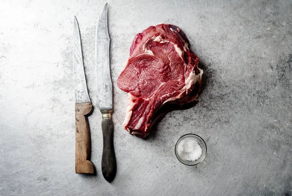 Ham Sığır Eti Biftek Bıçakları Metalik Arka Plan Üzerine Tuz — Stok fotoğraf