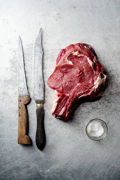 Ham Sığır Eti Biftek Bıçakları Metalik Arka Plan Üzerine Tuz — Stok fotoğraf