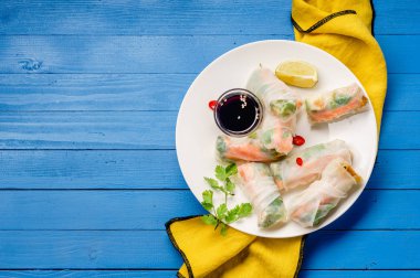 plaka vejetaryen böreği ve tofu ile marine edilmiş havuç ve daikon ile Salantro sarı Tekstil mavi boyalı ahşap tablo