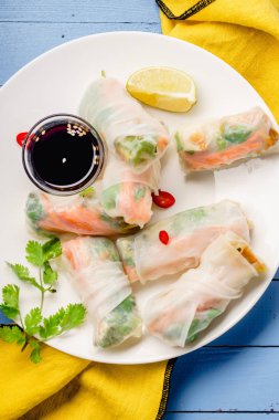 plaka vejetaryen böreği ve tofu ile marine edilmiş havuç ve daikon ile Salantro sarı Tekstil mavi boyalı ahşap tablo