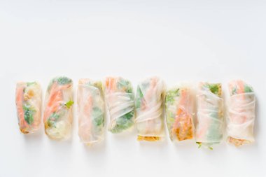 Vejetaryen böreği tofu ve daikon ve beyaz arka plan üzerinde izole Salantro ile marine edilmiş havuç ile yakın çekim 