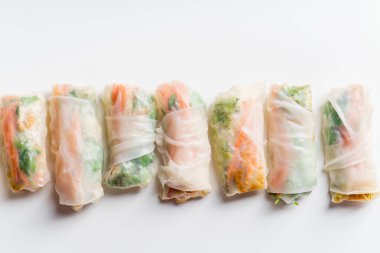 Vejetaryen böreği tofu ve daikon ve beyaz arka plan üzerinde izole Salantro ile marine edilmiş havuç ile yakın çekim 