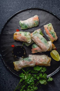 Vejetaryen tofu ve daikon ve Salantro ile marine edilmiş havuç ile Çin böreği taş levha ve koyu arka plan, üstten görünüm