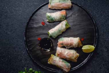 Vejetaryen tofu ve daikon ve Salantro ile marine edilmiş havuç ile Çin böreği taş levha ve koyu arka plan, üstten görünüm