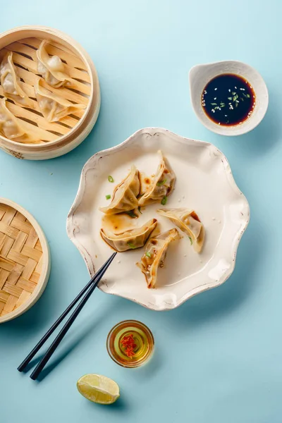 Boulettes Gyoza Canard Cuit Vapeur Bambou Servi Dans Une Assiette — Photo