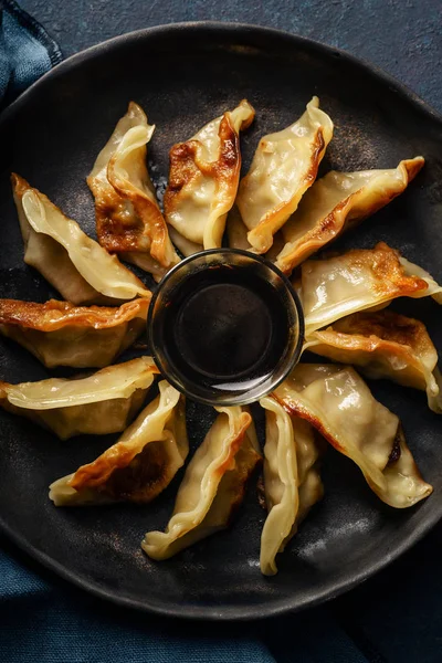 Bolinhos Gyoza Fritos Com Pato Prato Servido Com Molho Soja — Fotografia de Stock