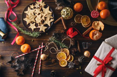Yeni yıl süslemeleri üzerinde ahşap masa, üstten görünüm koleksiyonu ile gingerbread çerezleri ile plaka 