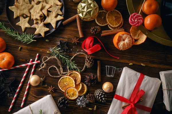 Presentes Decorações Ano Novo Com Tangerinas Placa Com Biscoitos Gengibre — Fotografia de Stock