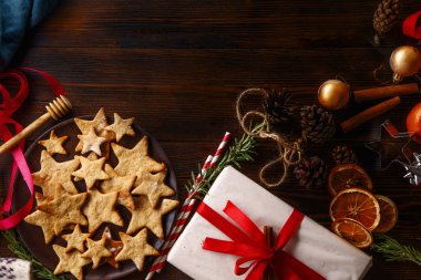 gingerbread çerezleri ve mandalina ve yeni yıl süslemeleri ahşap arka plan, Noel kavramı üzerinde hediye kutusu ile plaka 