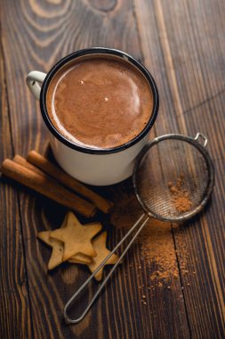 doğal sıcak çikolata süzgeç ile kupa ve tarçın, kış içecek konsepti ile tanımlama 