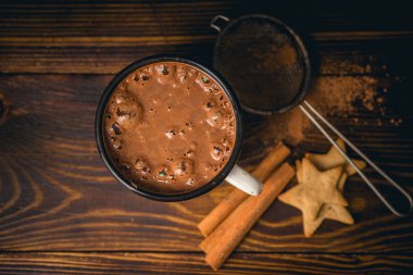 Kupa gingerbread çerezleri ve tarçın, kış içecek konsepti ile sıcak çikolata