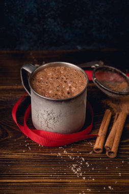 Kırmızı kurdela ile kupa ve gingerbread çerezleri tarçın tahta masada kış içecek konsepti ile sıcak çikolata