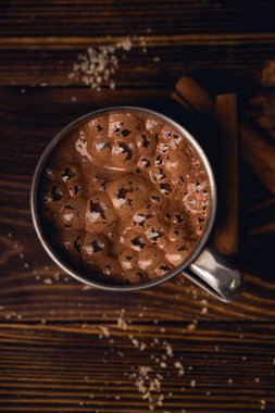 Sıcak tatlı çikolata kupa ile tarçın, yakın çekim 
