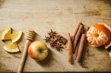 Ahşap kesme tahtası üzerinde mulled şarap içecek yemek pişirmek için malzemeler