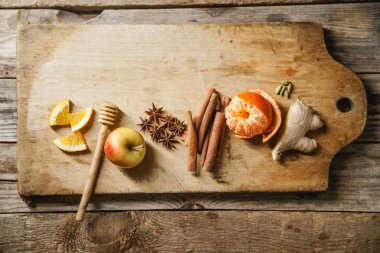 Ahşap kesme tahtası üzerinde mulled şarap içecek yemek pişirmek için malzemeler