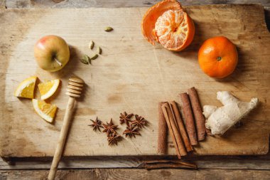 Ahşap kesme tahtası üzerinde mulled şarap içecek yemek pişirmek için malzemeler