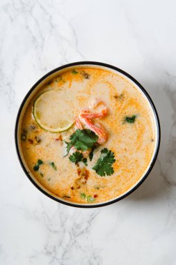 Tom yum çorbası ile karides ve Salantro mermer tablo, üstten görünüm limonlu kase 