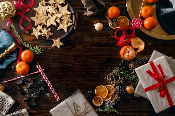 Presentes Decorações Ano Novo Com Tangerinas Placa Com Biscoitos Gengibre — Fotografia de Stock