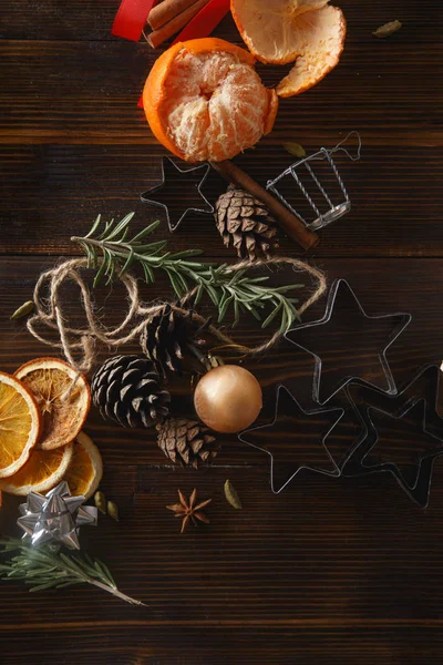 松树锥和柑橘与新年装饰品在木质背景 圣诞节概念 — 图库照片