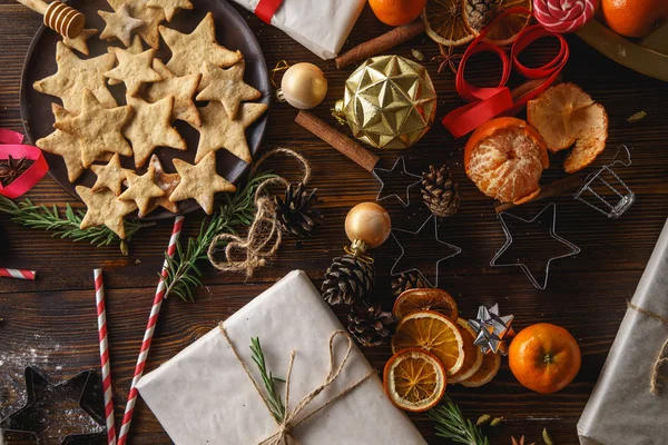 Presents New Year Decorations Tangerines Plate Gingerbread Cookies Wooden Background — Stock Photo, Image