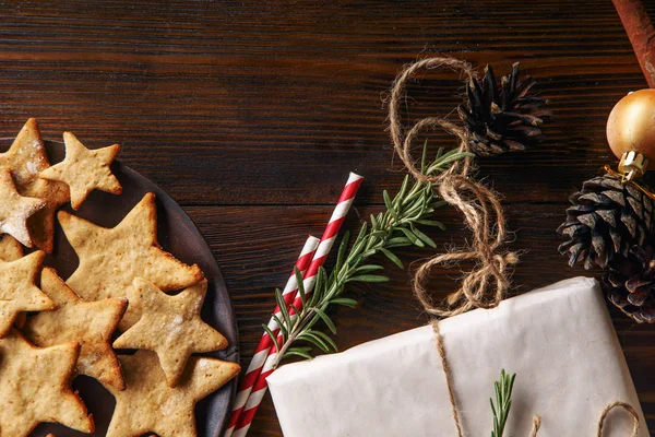 Presente Natal Com Biscoitos Gengibre Placa Decorações Ano Novo Mesa — Fotografia de Stock