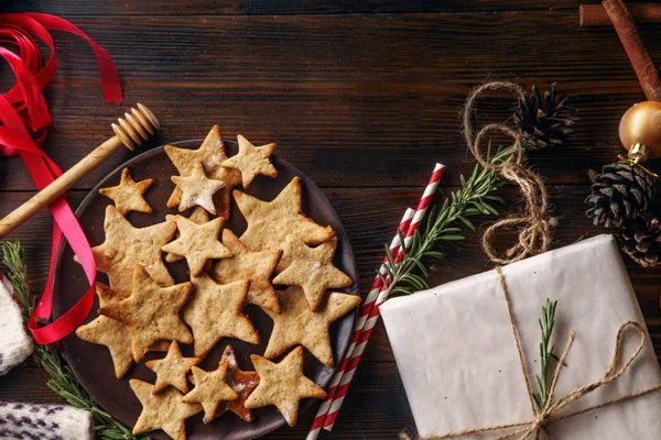 Presente Natal Com Biscoitos Gengibre Placa Decorações Ano Novo Mesa — Fotografia de Stock