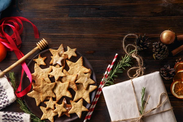 盘子与姜饼饼干和礼物盒与桔子和新年装饰品在木背景 圣诞节概念 — 图库照片