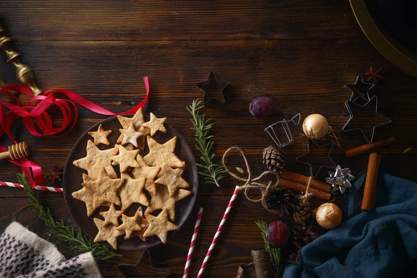 Placa Com Biscoitos Gengibre Paus Canela Com Decorações Ano Novo — Fotografia de Stock