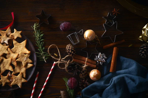 带姜饼饼干和肉桂棒的盘子在木质背景 圣诞概念的新年装饰品 — 图库照片