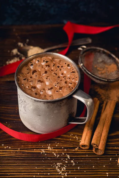 Chocolat Chaud Tasse Avec Ruban Rouge Biscuits Pain Épice Cannelle — Photo