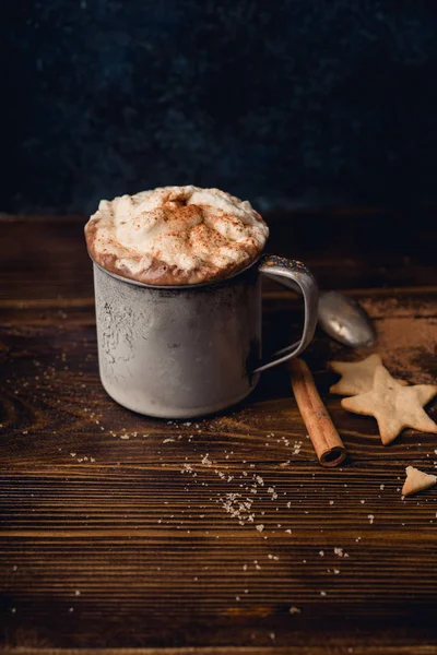 Horká Čokoláda Šlehačkou Skořicí Soubory Cookie Zimní Oteplování Pohodlí Nápoj — Stock fotografie