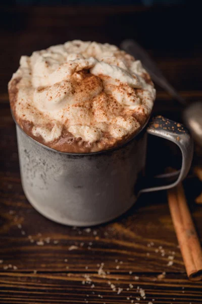 Horká Čokoláda Šlehačkou Skořicí Soubory Cookie Zimní Oteplování Pohodlí Nápoj — Stock fotografie