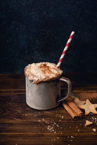 Horká Čokoláda Šlehačkou Skořicí Soubory Cookie Zimní Oteplování Pohodlí Nápoj — Stock fotografie