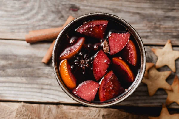 Mulled Wine Apple Orange Slices Cinnamon Sticks Gingerbread Cookies Wooden — Stock Photo, Image