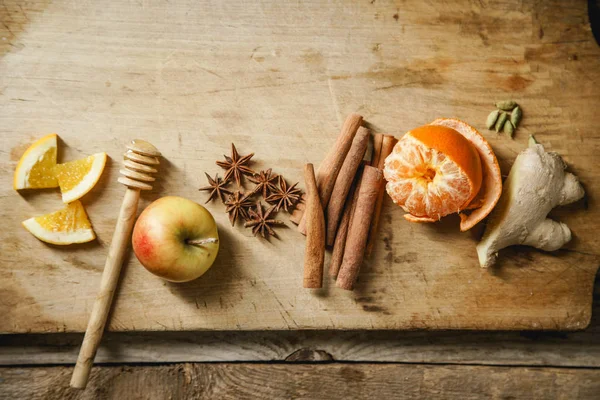 Ahşap kesme tahtası üzerinde mulled şarap içecek yemek pişirmek için malzemeler
