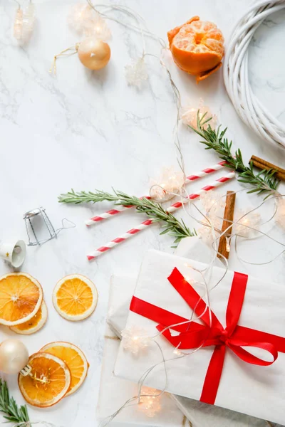 Mandalina ve mermer zemin üzerine yeni yıl süslemeleri ile gingerbread çerezleri Noel düzenlenmesi