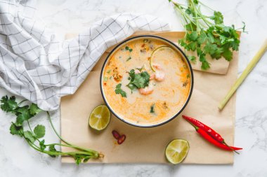 mermer masa kişniş ve limon dilimleri ile servis karides ile geleneksel Tay baharatlı Tom yum çorbası 