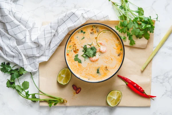 mermer masa kişniş ve limon dilimleri ile servis karides ile geleneksel Tay baharatlı Tom yum çorbası 