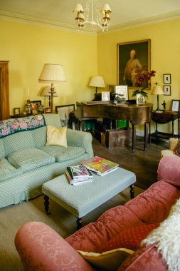 Poitiers, Fransa - 4 Ağustos 2018: oturma odası iç vintage Fransız tarzı. Eski chateau rahat bir atmosfer